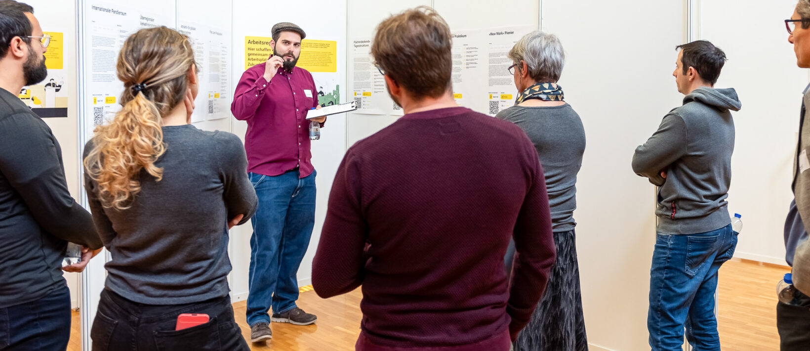 Dieses Bild zeigt einen Mann, der vor einer Gruppe von Personen einen Vortrag über die Wirtschaftsförderung Schaffhausen gibt. Es steht symbolisch für die Transparenz der Wirtschaftsförderung Schaffhausen.