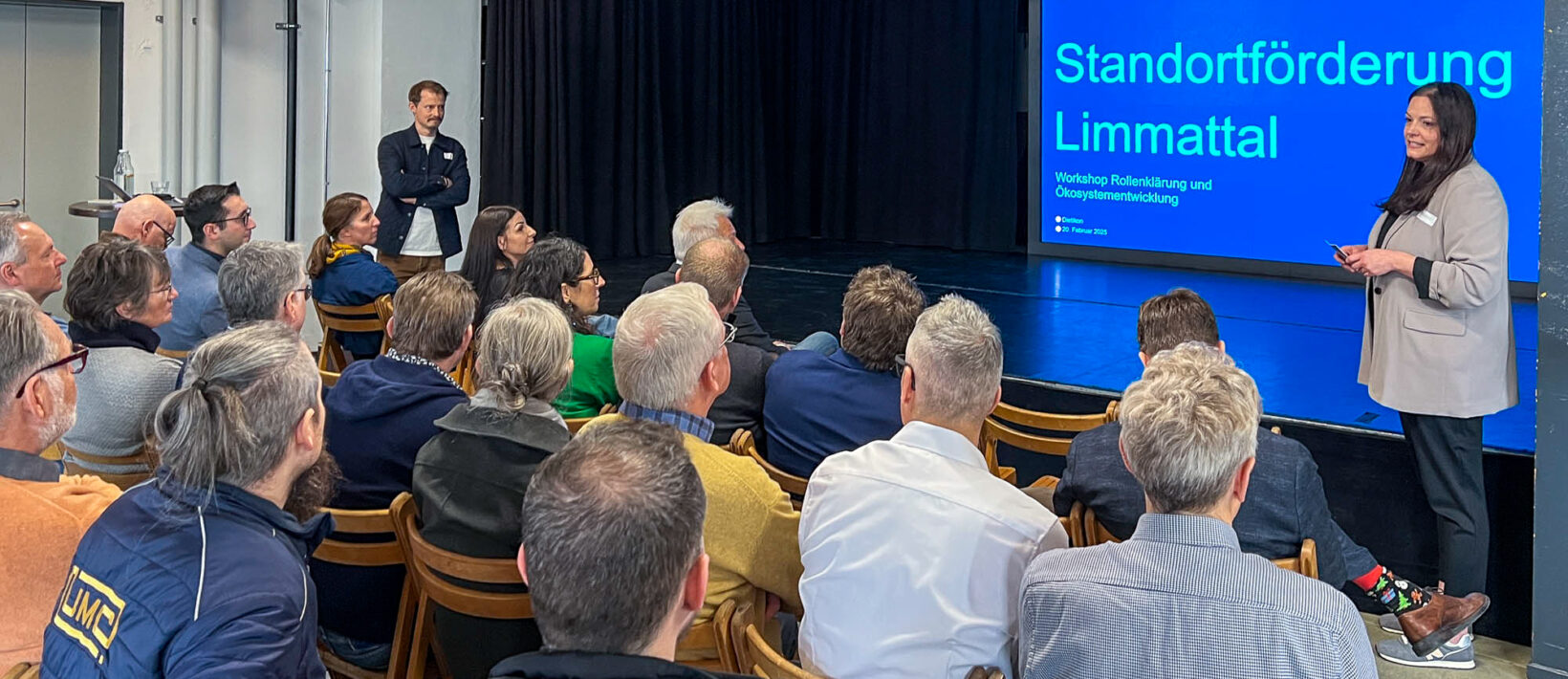Dieses Bild zeigt zwei Personen, die einen Workshop für die Standortförderung Limmattal halten.
