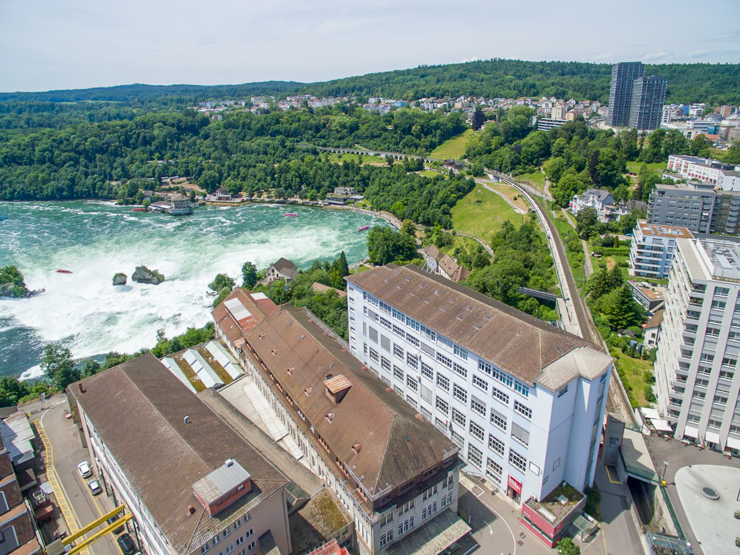 Dieses Bild zeigt das SIG Areal sowie den Rheinfall in Neuhausen.