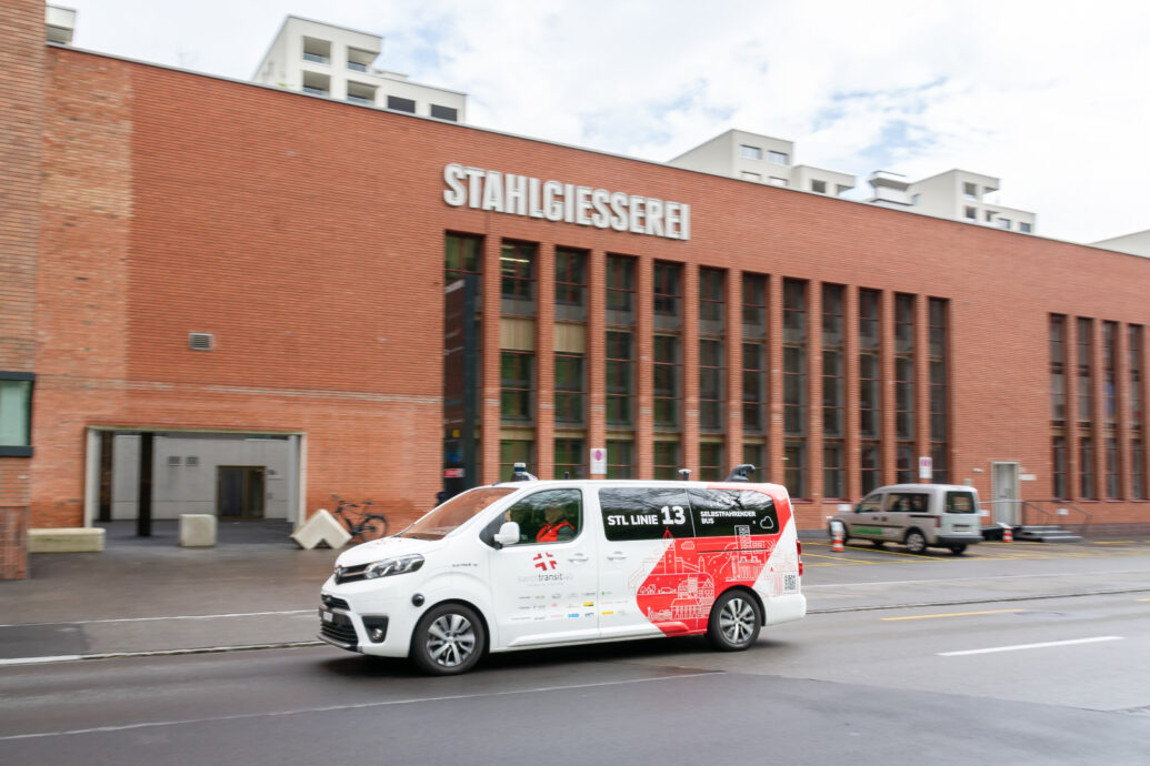 Dieses Bild zeigt einen selbstfahrenden Bus, der STL Linie 13, auf seiner Route bei der Stahlgiesserei im Kanton Schaffhausen.