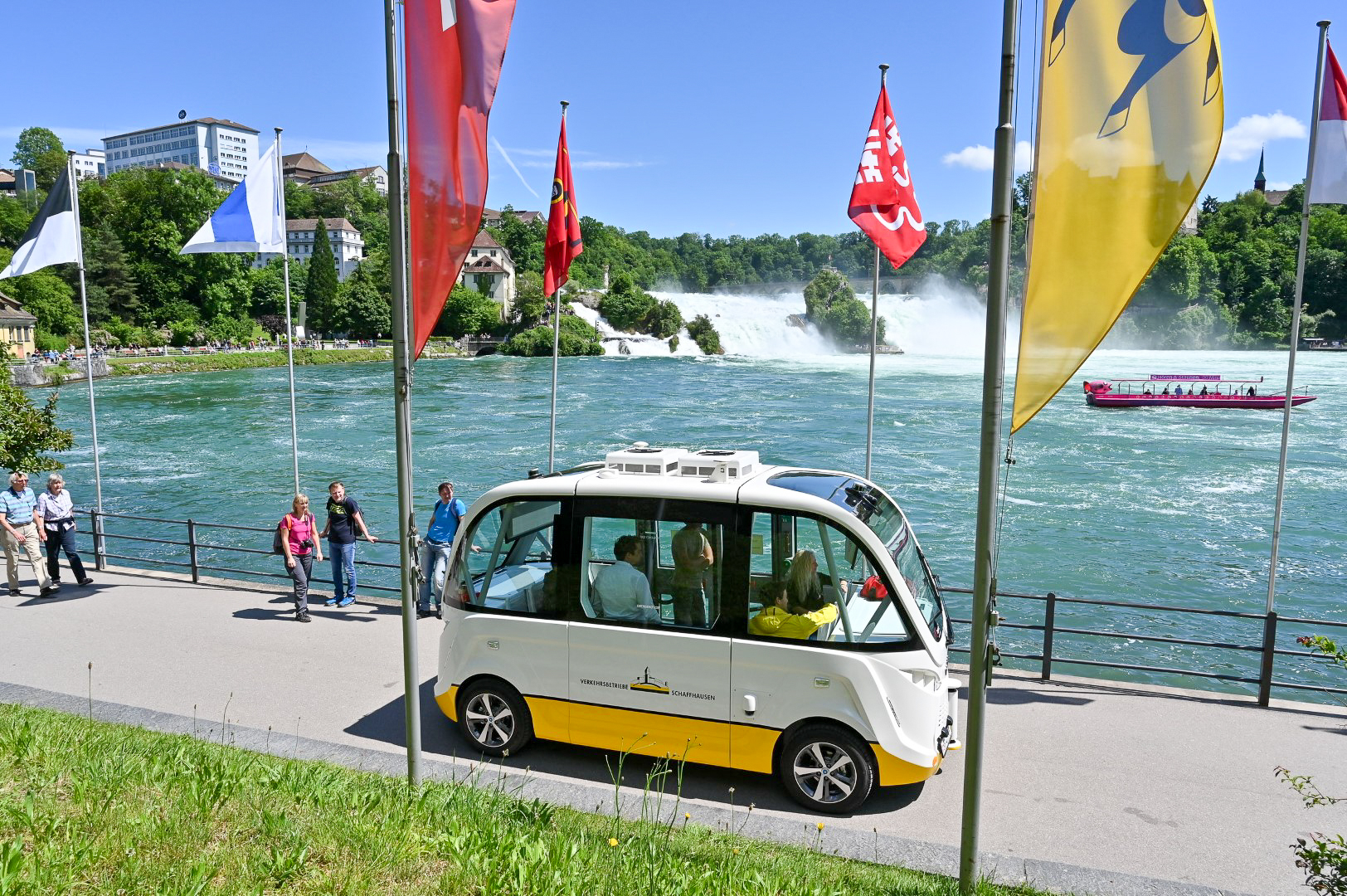 Dieses Bild zeigt einen Selbstfahrenden Bus am Rheinfall Ufer.