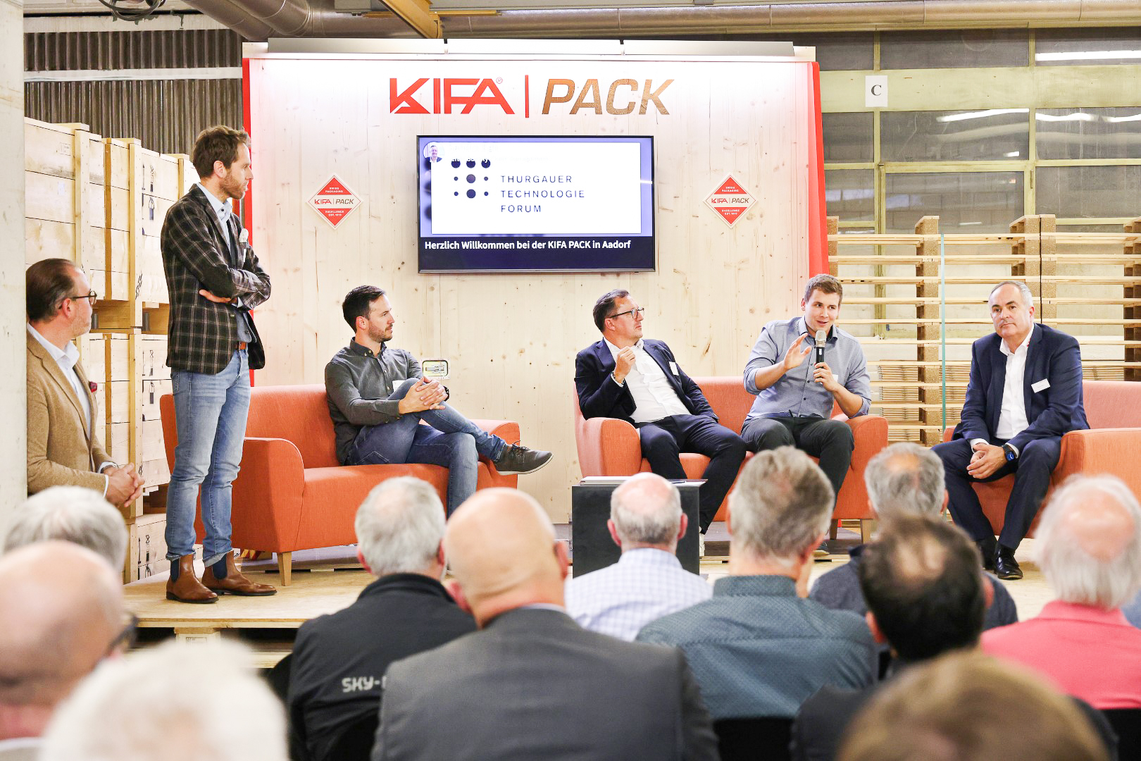 Dieses Bild zeigt vier Männer, die Auf einer Bühne miteinander diskutieren, an einer Veranstaltung des Thurgauer Technologie Forum.