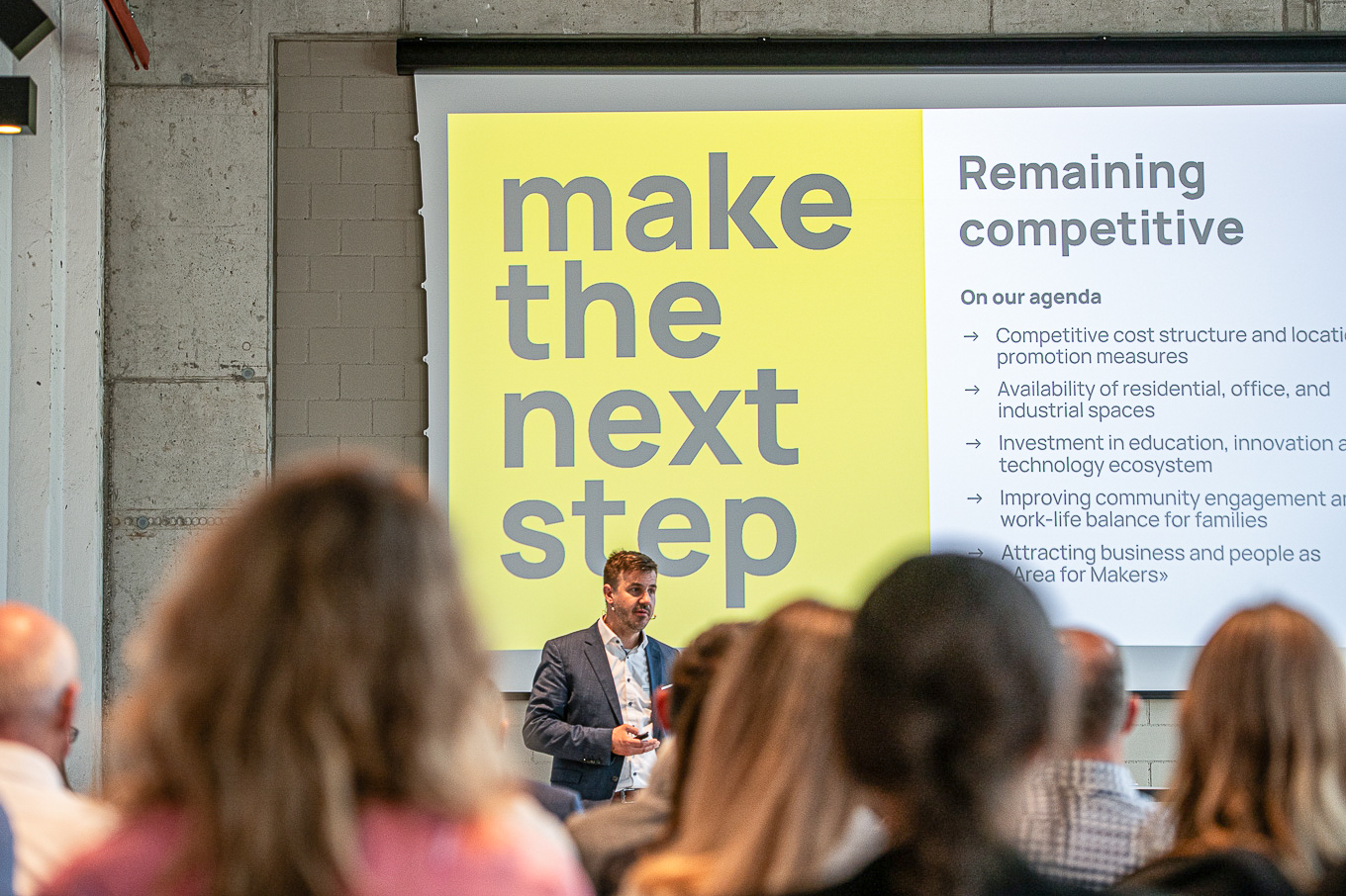 Dieses Bild zeigt Christoph Schärrer (delegierter Wirtschaftsförderung Schaffhausen) wie er einen Vortrag vor einem Publikum durchführt.